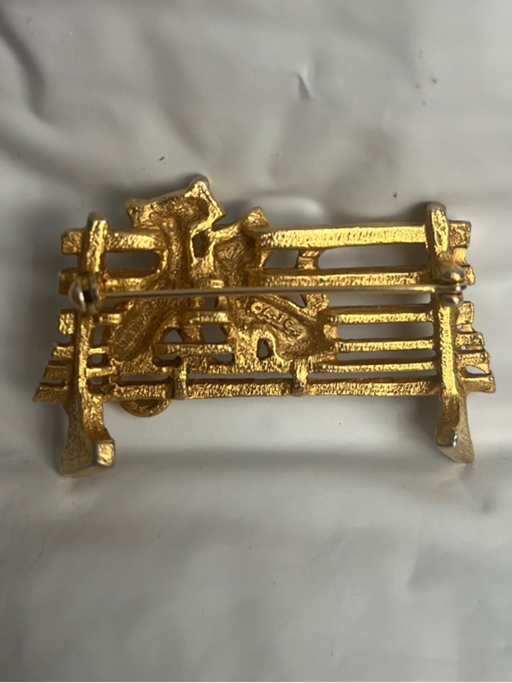 AJC (American Jewelry Chain Company) Cat Couple On A Bench Brooch - Picture 2 of 3
